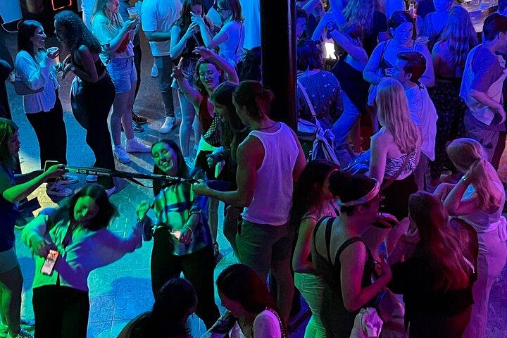 Lisbon PubCrawl - 無制限のドリンク、ショット、V.I.P.クラブ入場
