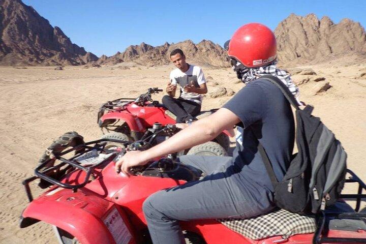 Halfdaagse Desert Quad Bike Safari naar Bedouin Village vanuit Hurghada