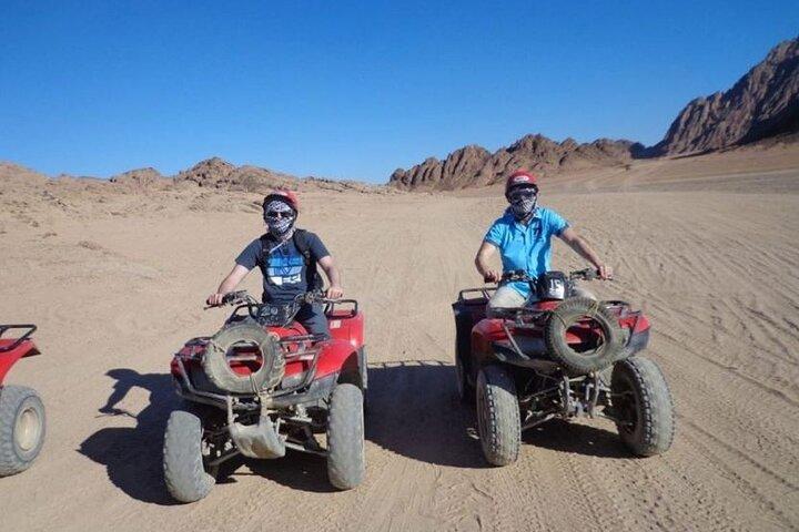 Halfdaagse Desert Quad Bike Safari naar Bedouin Village vanuit Hurghada