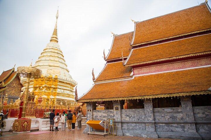 Doi Suthep et Wat Pha Lat Sunrise Tour (petit groupe uniquement)