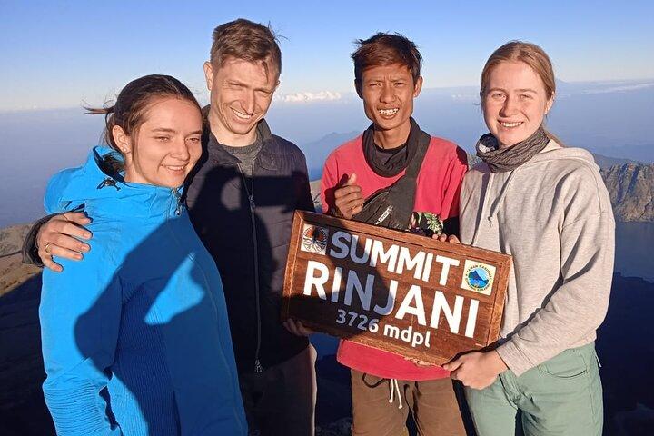 Excursão de trekking 3D 2N Mount Rinjani até o cume e o lago