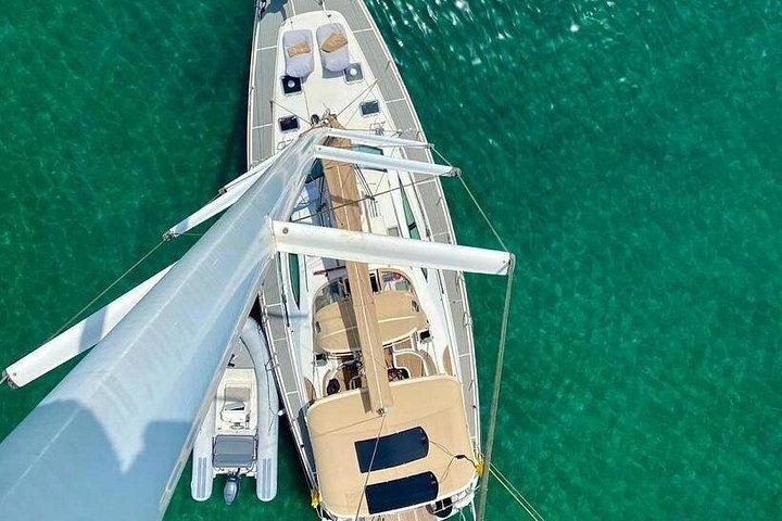 アテネ、プライベート ヨットでエギナ島への 1 日限定セーリング