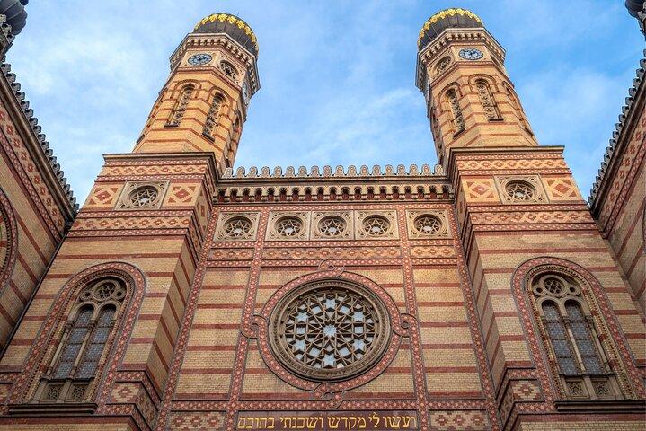 Budapest: Scavenger Hunt and Self-Guided Tour