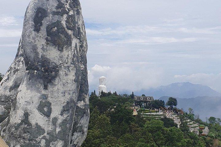 ダナン発ゴールデンブリッジ旅行とバナヒルズでのビュッフェランチ