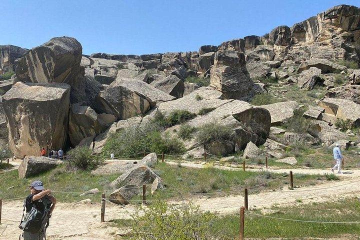 ゴブスタンの岩絵博物館、泥火山、ゾロアスター教の遺産