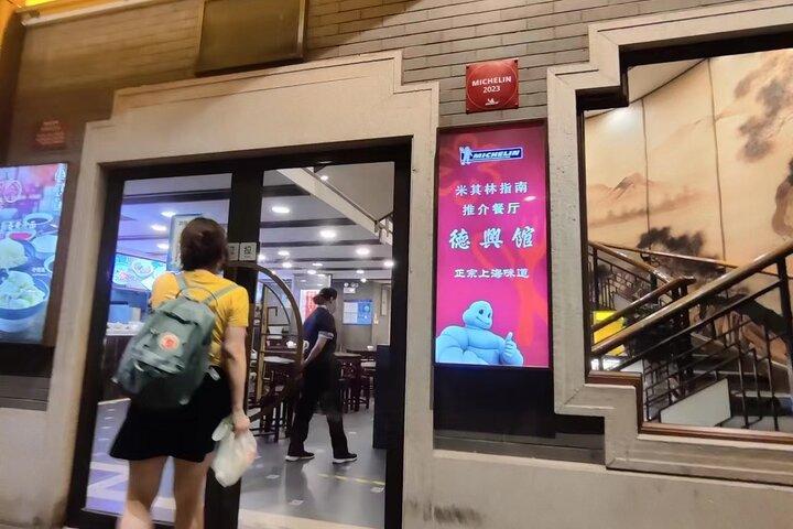 地元のフレンドリーなガイドと行く上海の夜のグルメウォーキングツアー