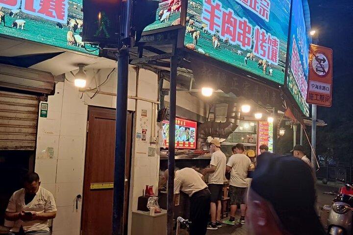 地元のフレンドリーなガイドと行く上海の夜のグルメウォーキングツアー