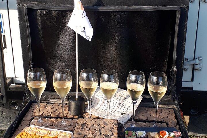 ブドウ園での夕日とシャンパンの試飲