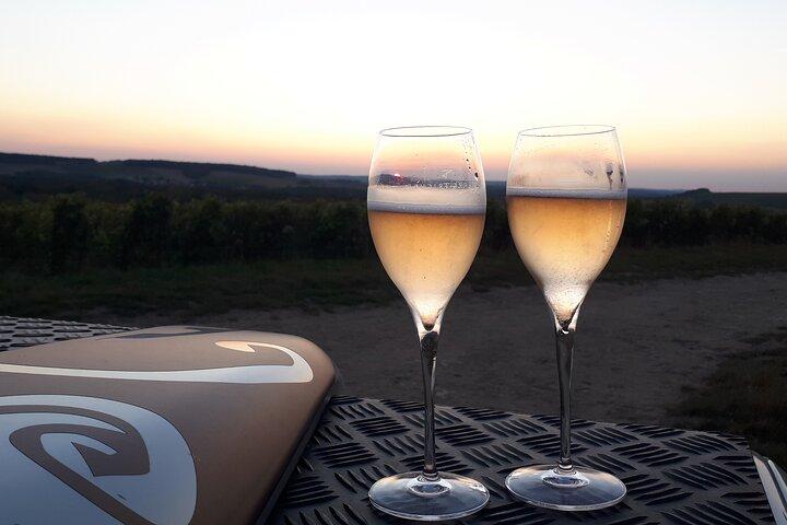 ブドウ園での夕日とシャンパンの試飲