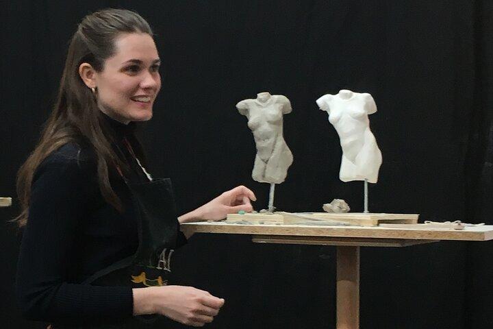 Inleiding tot beeldhouwkunst in Clay Class in The Florence Studio