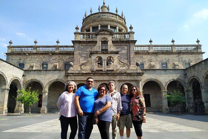 Tour a pie Guadalajara : Historia, Murales y Mercado Local