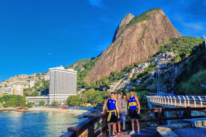 モロ・ドイス・イルマオスとファベーラ・ヴィディガルを巡る半日ハイキングツアー