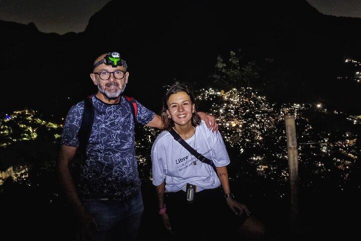 モロ・ドイス・イルマオスとファベーラ・ヴィディガルを巡る半日ハイキングツアー