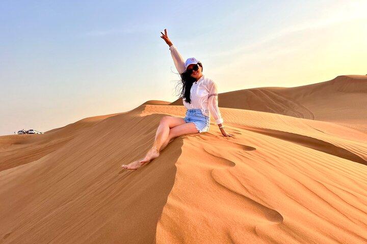 Dubai : Red Dunes woestijnsafari opgehaald door 4WD, BBQ & live shows