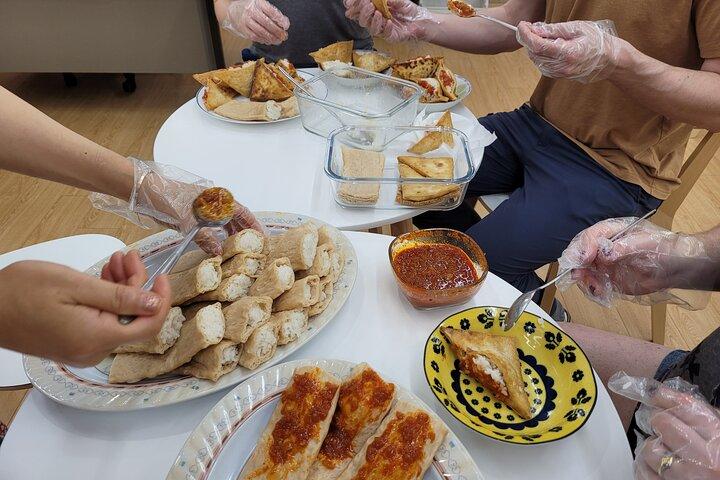 Tour privado: N.Korea Cooking Class & Talk com N.Korean Defector