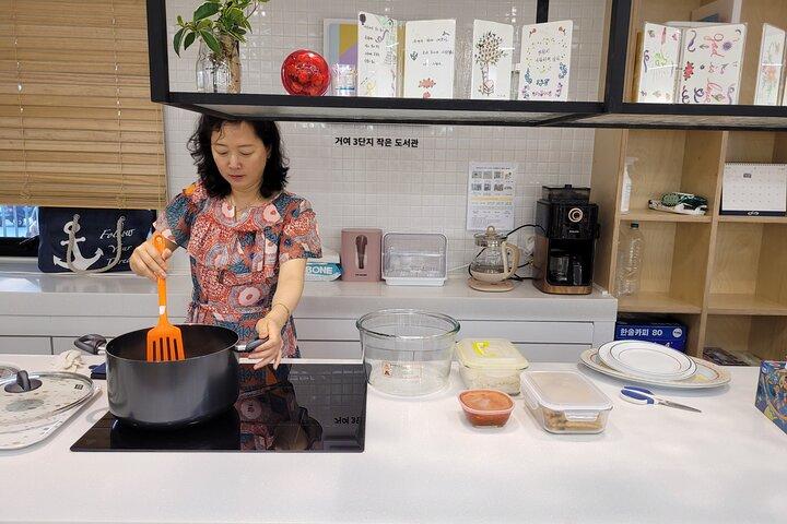 Tour privado: N.Korea Cooking Class & Talk com N.Korean Defector