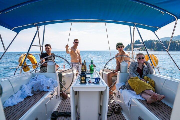 Viagem guiada de iate à vela na ilha de Corfu