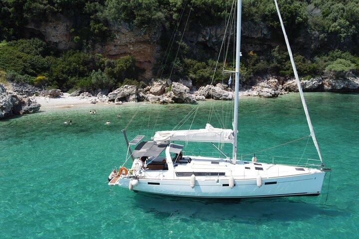 Viagem guiada de iate à vela na ilha de Corfu