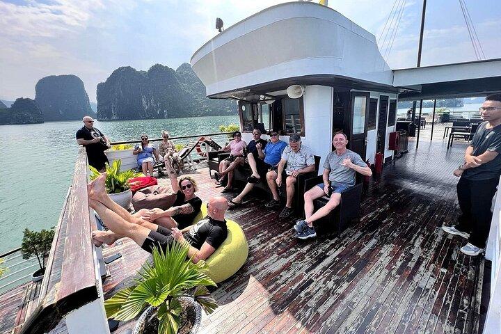 Crociere notturne nella baia di Halong: pasti, grotta e isola DA HANOI