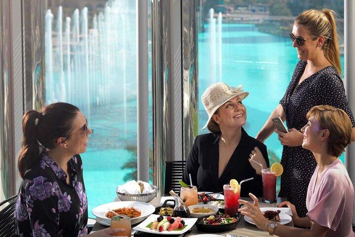 Auf dem Dach des Burj Khalifa und Mahlzeit im Burj Club mit Transfers