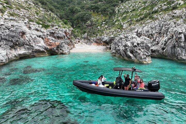 Tour en lancha rápida de Vlore a la cueva Haxhi Ali