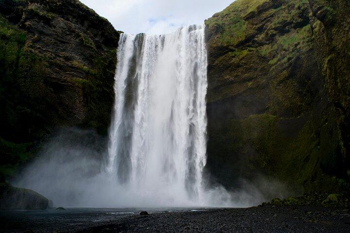 3 - Day Winter Iceland Tour to Golden Circle, South Coast, Grotta di ghiaccio