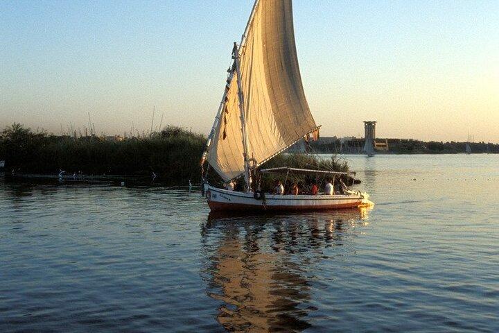 日帰り旅行: 5 つの寺院訪問、ランチ、フェルッカ、音と光のショー