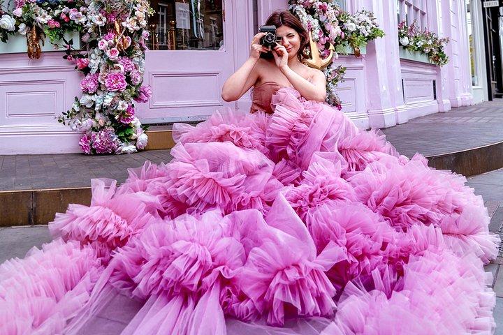 ロンドンでの豪華なピンキードレスの写真撮影