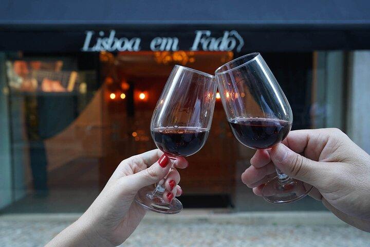 Espectáculo de fado con vino de Oporto en la histórica Lisboa em Fado