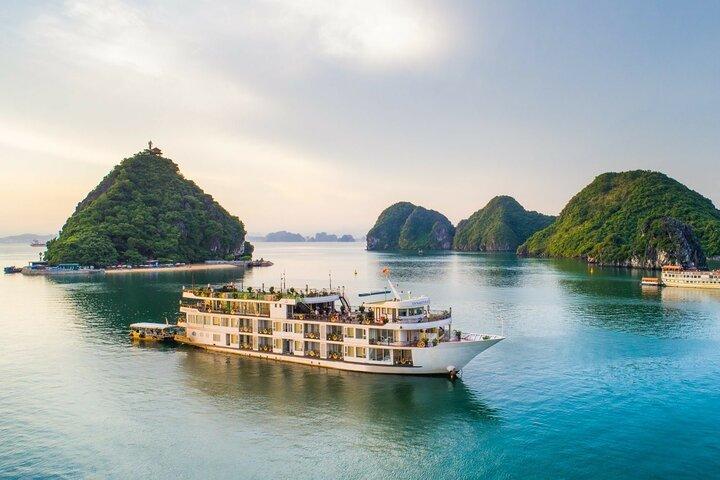 2T/1N bei 5 STAR CRUISES: Transfer, Mahlzeiten, Höhle, Insel & Strand