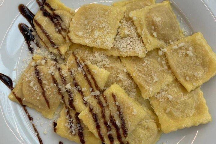 Tour Ferrari, Lambo, Parmigiano, Balsamico, Wein mit Mittagessen