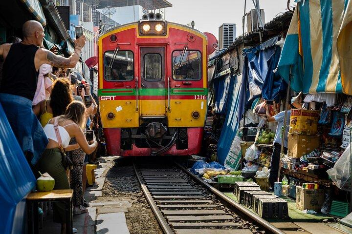 Tour privado al mercado ferroviario y al mercado flotante Damnoen Saduak