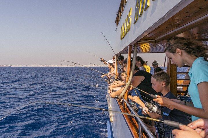 ラルナカ湾での楽しい釣りとリラックスクルーズ