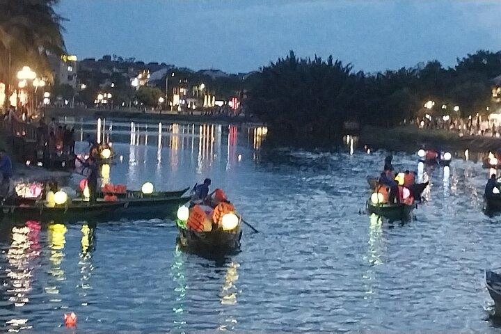 Mercado nocturno de Hoi An, Tour a pie, Linternas de colores y paseo en barco