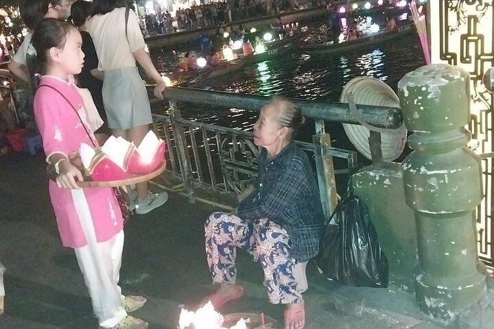 Mercado nocturno de Hoi An, Tour a pie, Linternas de colores y paseo en barco