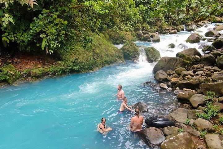 Tour a Río Celeste desde San José con Almuerzo y Baño en el Río