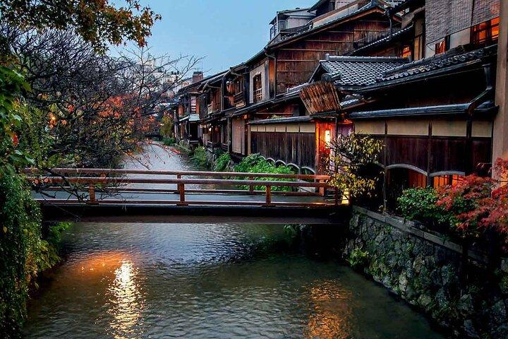 京都祇園を巡るタカシの地元グルメ探検 ラーメンのコツ