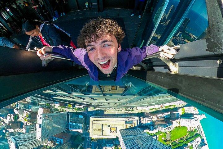 360 Chicago Observation Deck Sorseggia e guarda il biglietto