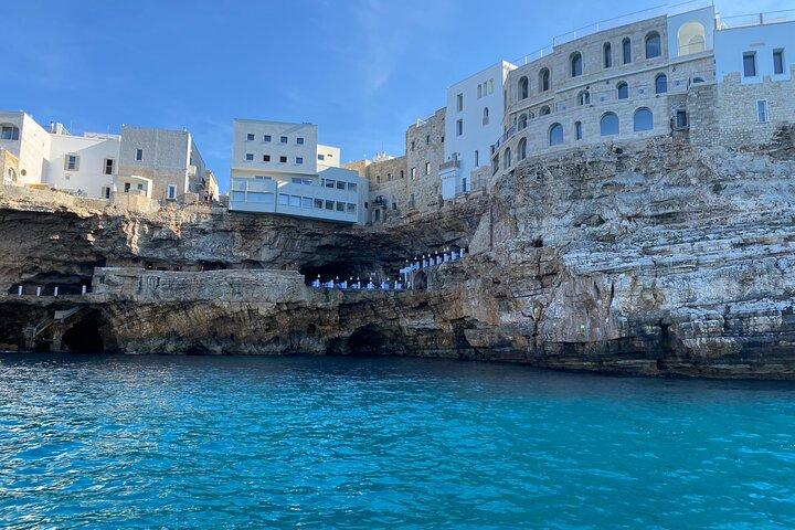 Båtutflykt till Polignano a Mare mellan grottor och vikar