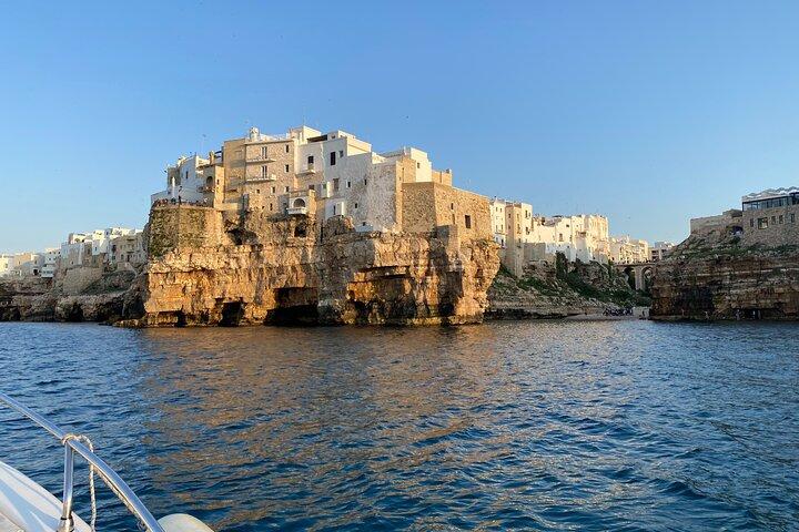 Excursão de barco a Polignano a Mare entre cavernas e enseadas