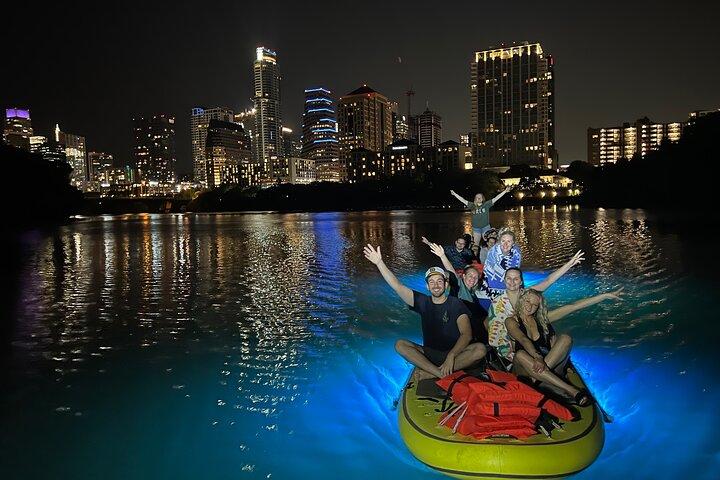 Giant Glow Paddle no horizonte do centro da cidade com morcegos