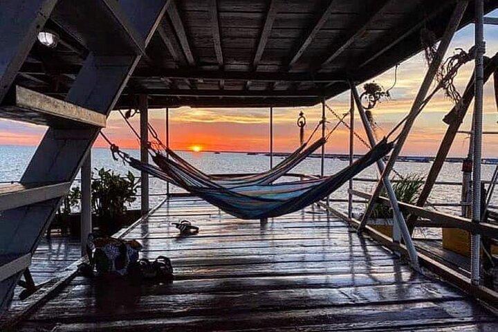 Abendessen bei Sonnenuntergang und Getränke beinhalten eine Floating Village Kreuzfahrttour.