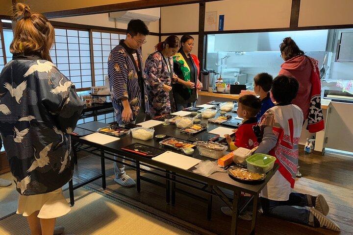 京都で地元のインストラクターとの1時間の寿司ワークショップ