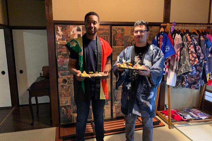 京都で地元のインストラクターとの1時間の寿司ワークショップ