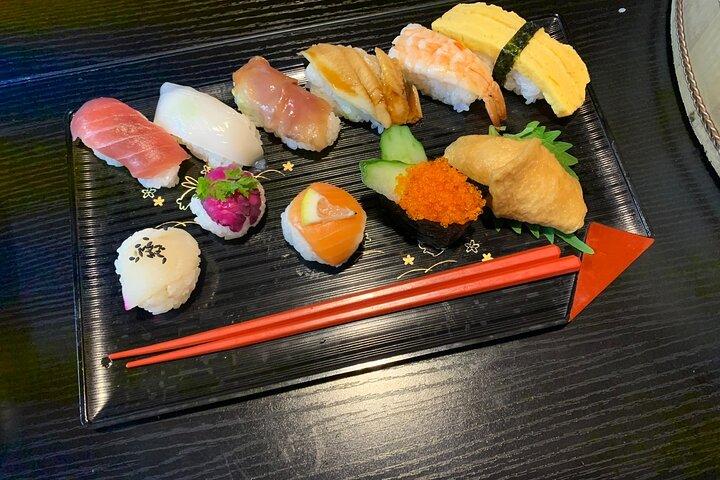 京都で地元のインストラクターとの1時間の寿司ワークショップ