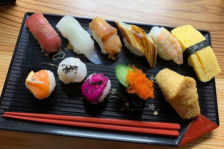 京都で地元のインストラクターとの1時間の寿司ワークショップ