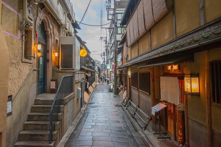 京都祇園を巡るタカシの地元グルメ探検 ラーメンのコツ