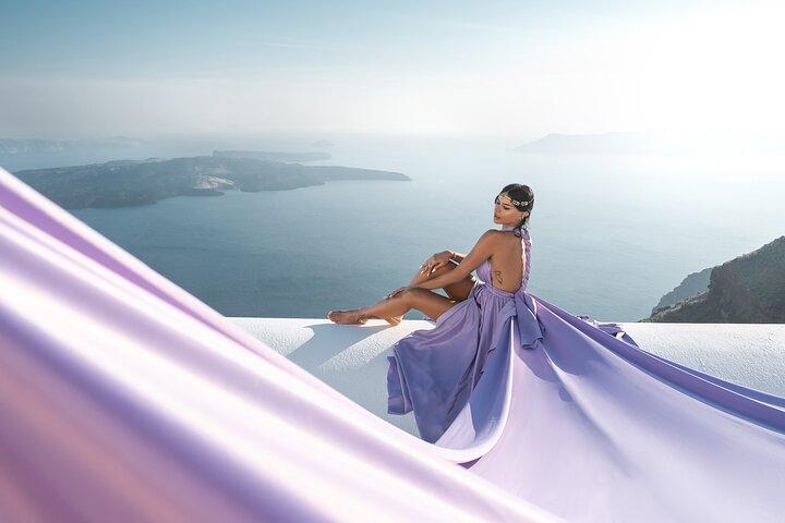 サントリーニ島でのフライングドレス写真撮影（フライングドレスフォト撮影 ©）