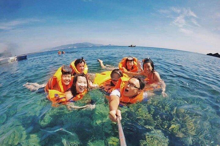 Excursão diurna à Ilha Cham: lancha, almoço, mergulho com snorkel e praia