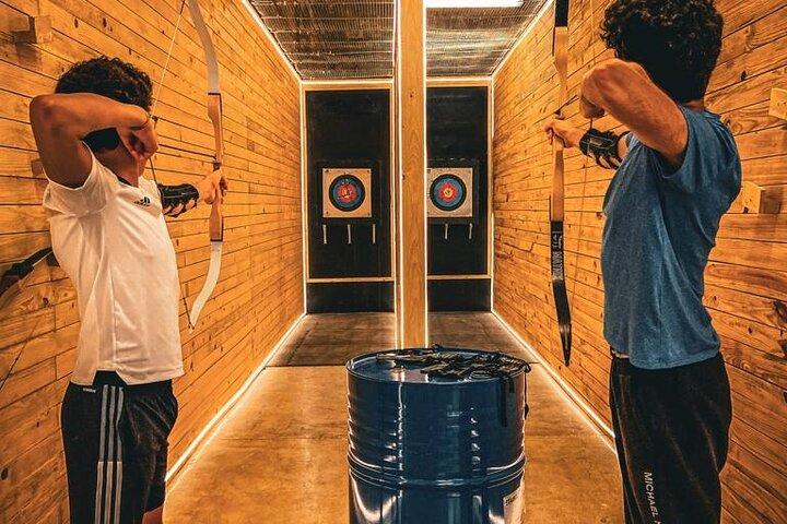 Indoor-Bogenschießen-Abenteuer in Dubai